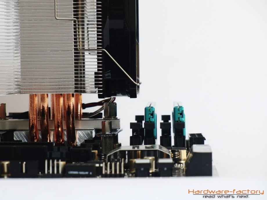 Hier ist deutlich zu sehen, dass der Speicher spielend Platz über dem CPU-Kühler findet.