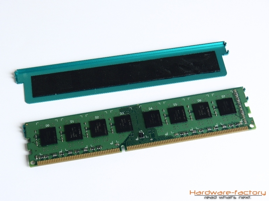 Ein dickes schwarzes Wärmeleitklebepad verbindet Chips und Kühler.