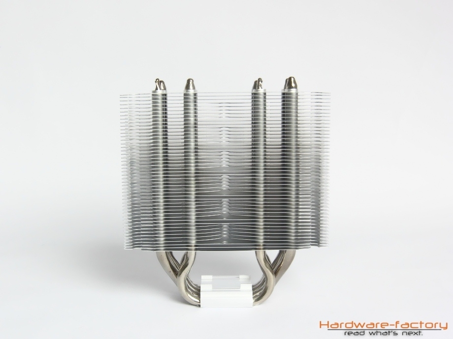 Vier Heatpipes mit jeweils acht Millimeter Durchmesser verhelfen dem Kühler zu einer guten Kühlleistung.