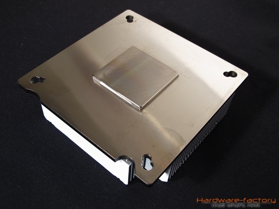 Heatpipes finden sich in der dicken, soliden Bodenplatte - die Kontaktfläche zum Heatspreader der CPU ist angeraut