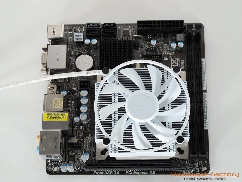 Das ITX-Mainboard wird herumgedreht, der Phanteks auf die CPU gesetzt...